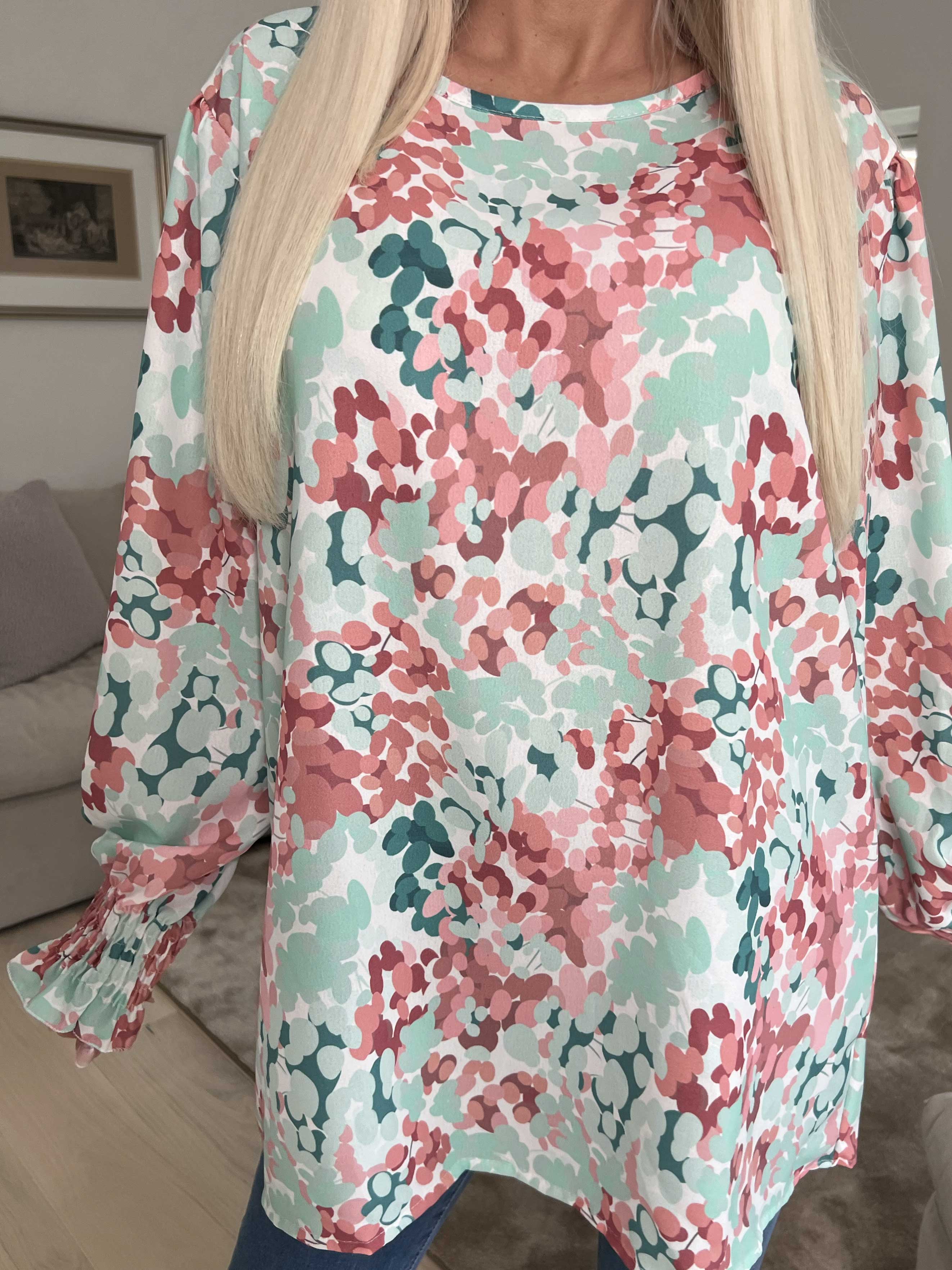 Moa - Mønstret bluse med elastik forenden af ærmerne